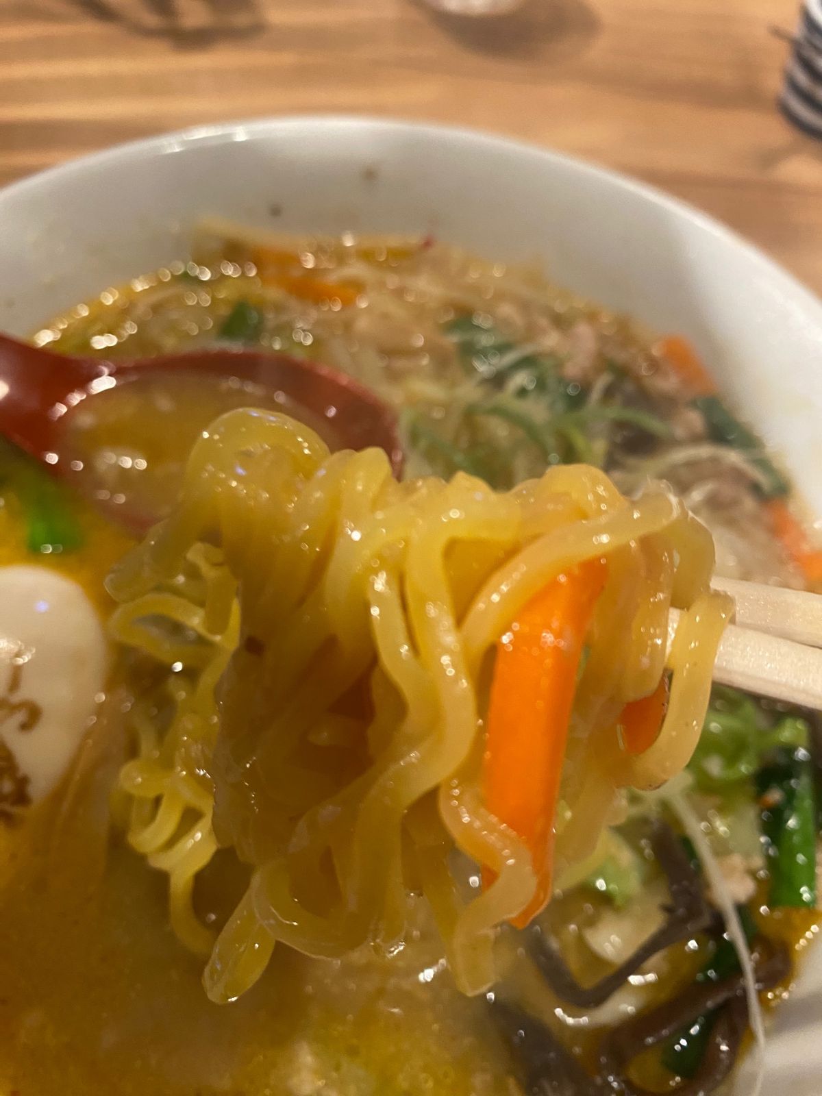 北海道弾丸旅行(19)
夕飯はラーメン🍜
基本醤油か豚骨派の私
昔札幌で食...