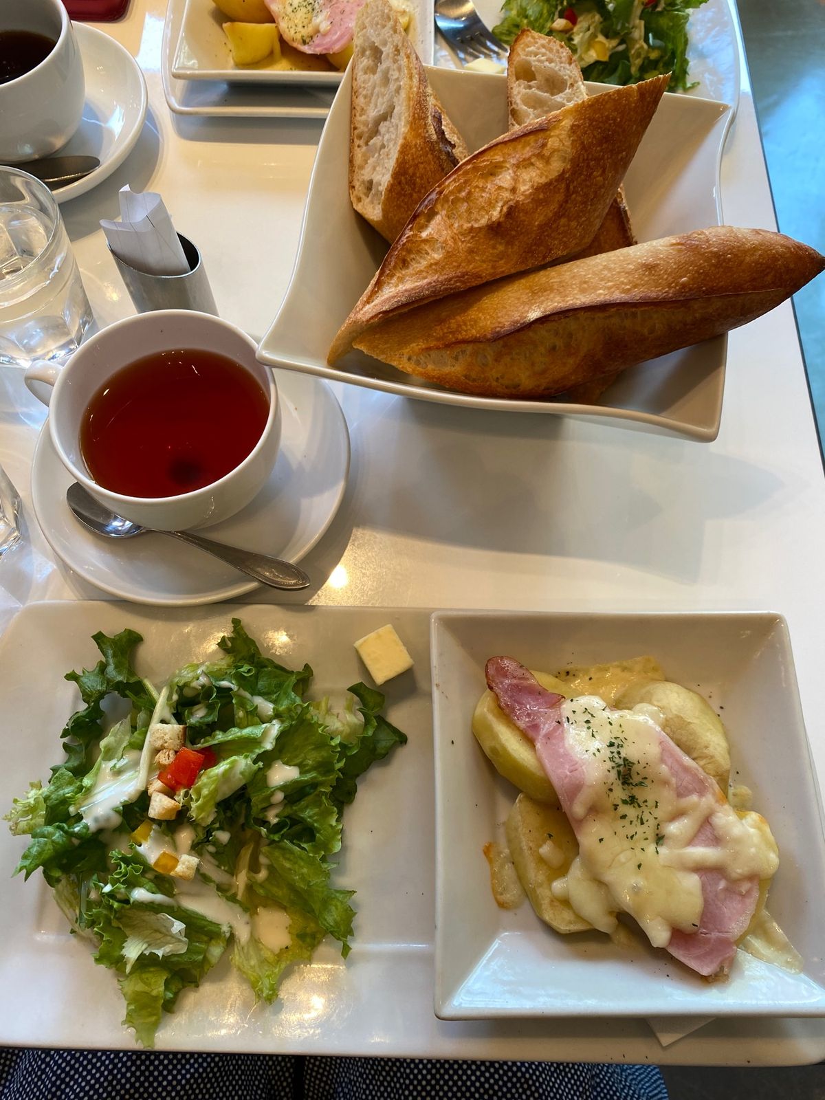朝ごはんは札幌市内の人気パン屋さんのモーニング🥐

パン・オ・トラディショ...