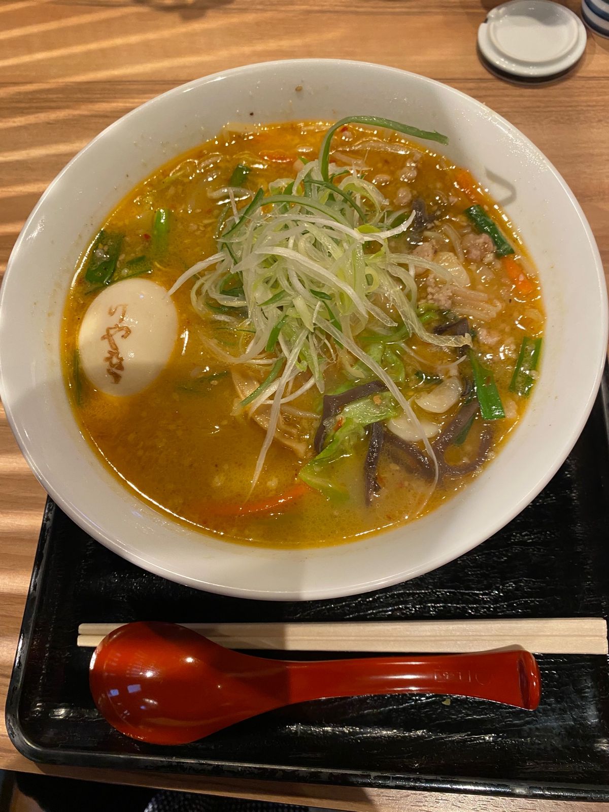北海道弾丸旅行(19)
夕飯はラーメン🍜
基本醤油か豚骨派の私
昔札幌で食...