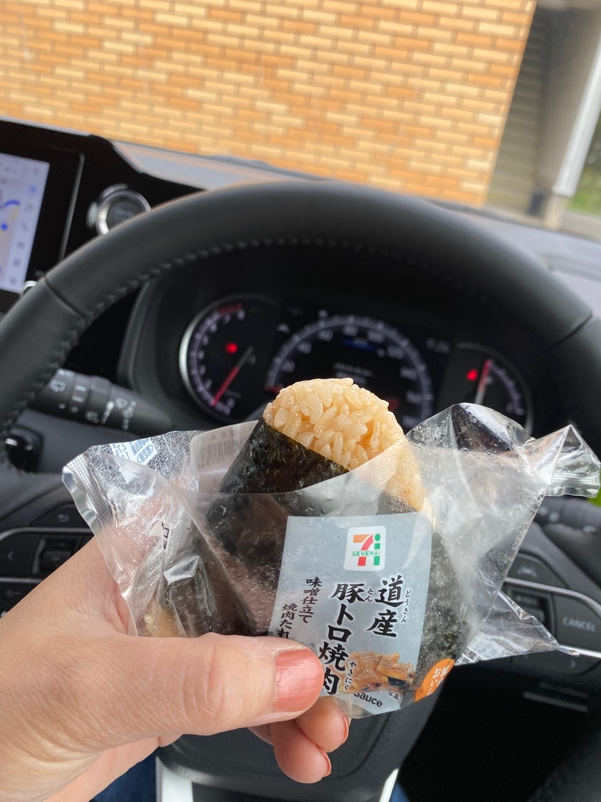 ２週間前申し込みでレンタカーはあまり残っておらず
2人旅だけどNOAHくん...