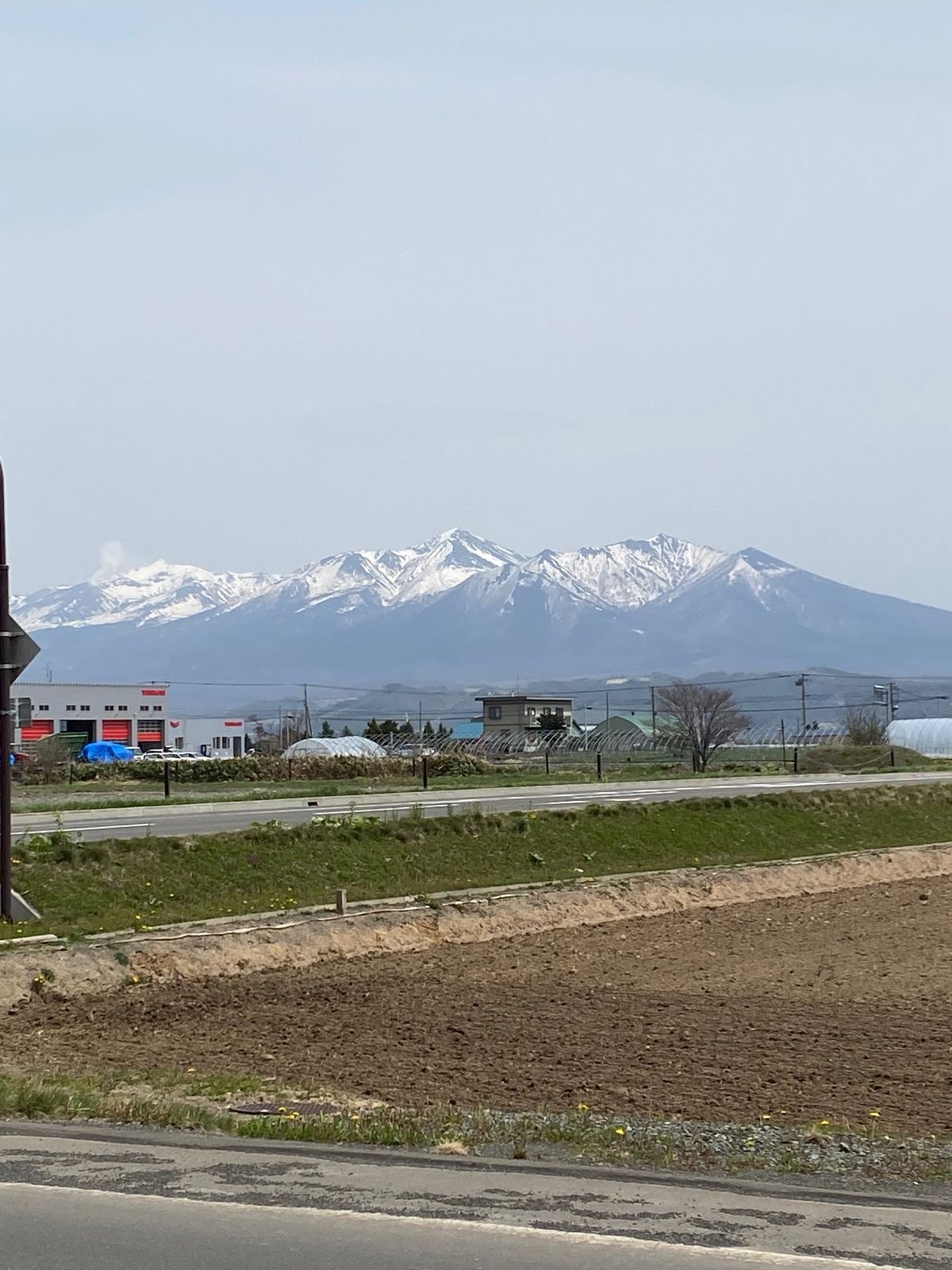 千歳から美瑛への道のり
まだ桜が咲いていて雪山とのコラボが美しい✨
占冠道...