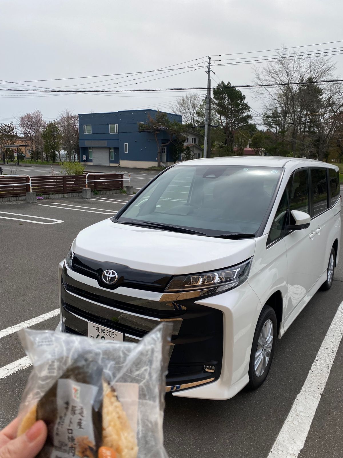 ２週間前申し込みでレンタカーはあまり残っておらず
2人旅だけどNOAHくん...