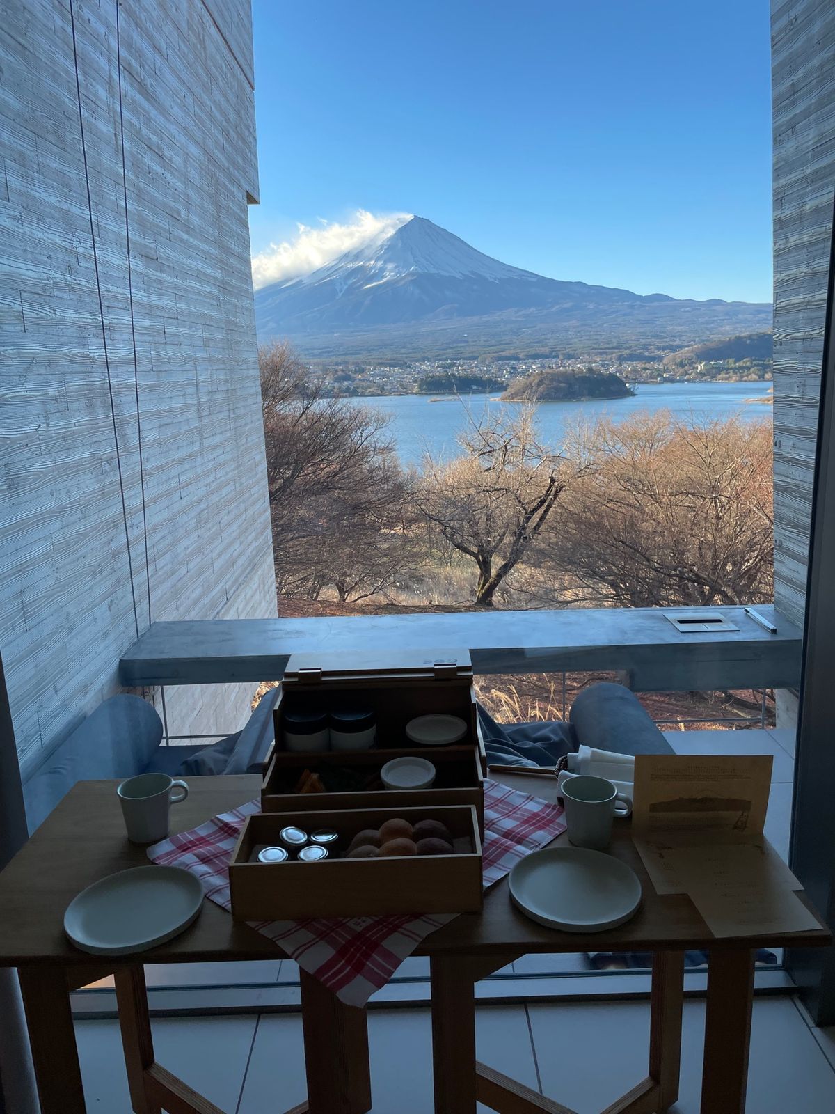 お部屋で朝食🥞
寒いから室内で❄️
ピクニック気分✨
朝風呂もサイコー👍
...