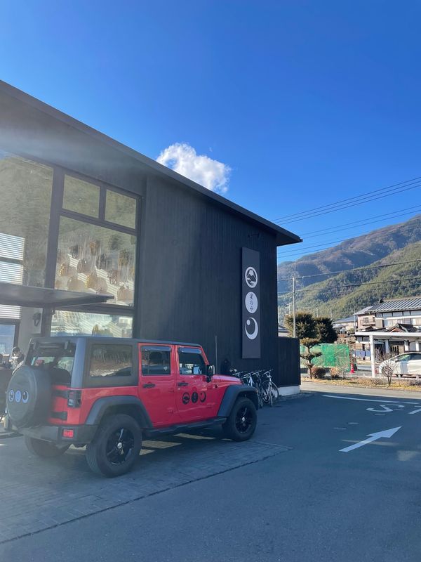 日本・山梨県「星のや富士🗻」の写真：レセプションからジープで滞在場所まで運ん...