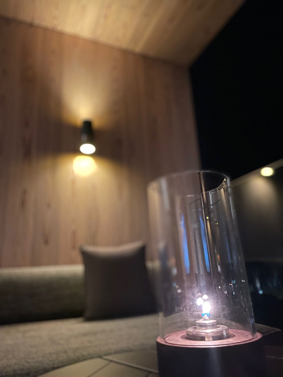 ご飯の合間に
夜に外のランプと夜のお部屋のセットしてくださる
温泉もおしゃ...