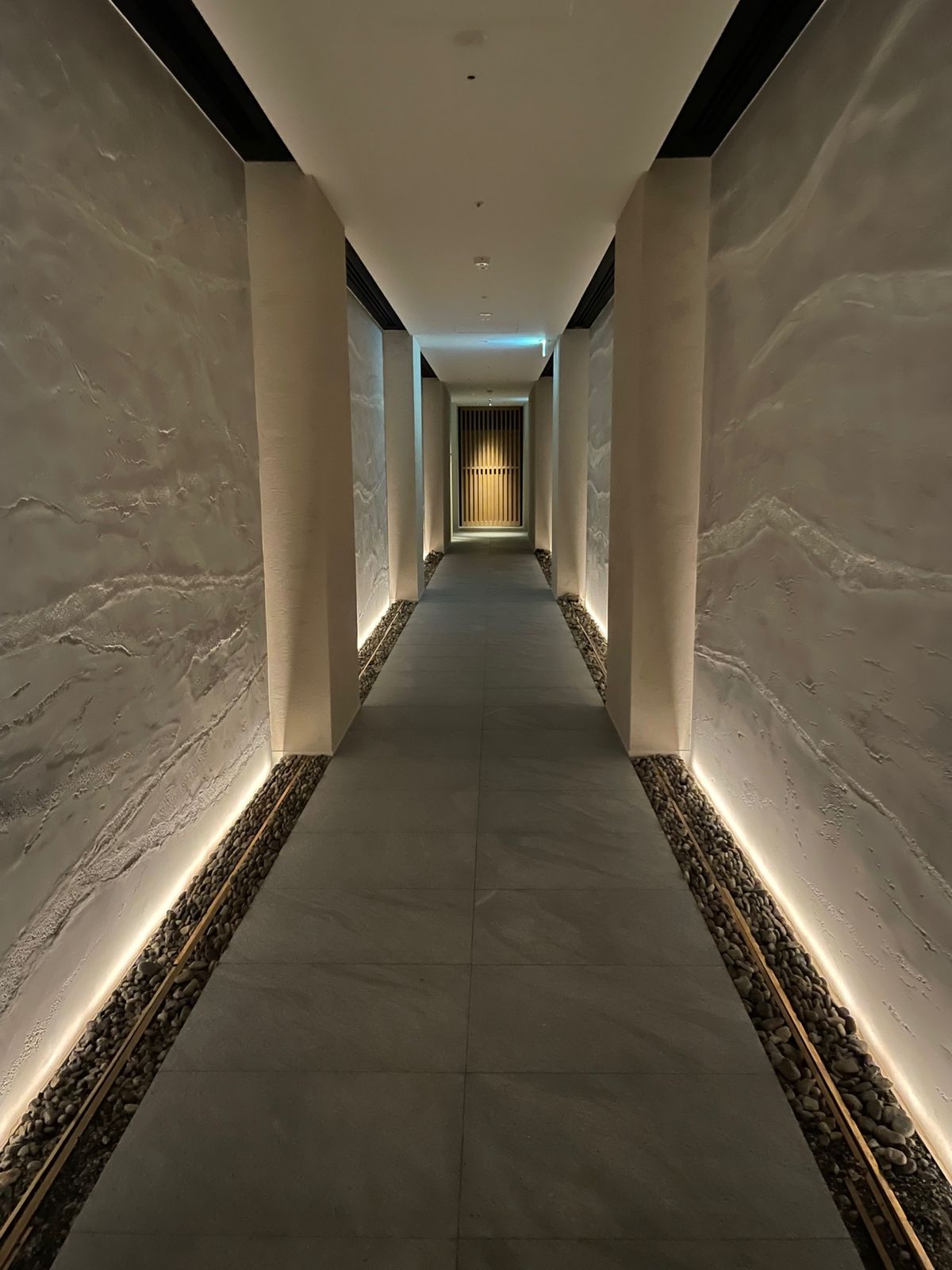 ご飯の合間に
夜に外のランプと夜のお部屋のセットしてくださる
温泉もおしゃ...