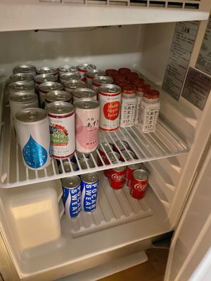 無料で日本酒とはんぺんいただいた。
東京のお菓子
飲み物。冷蔵庫が隠れてて...