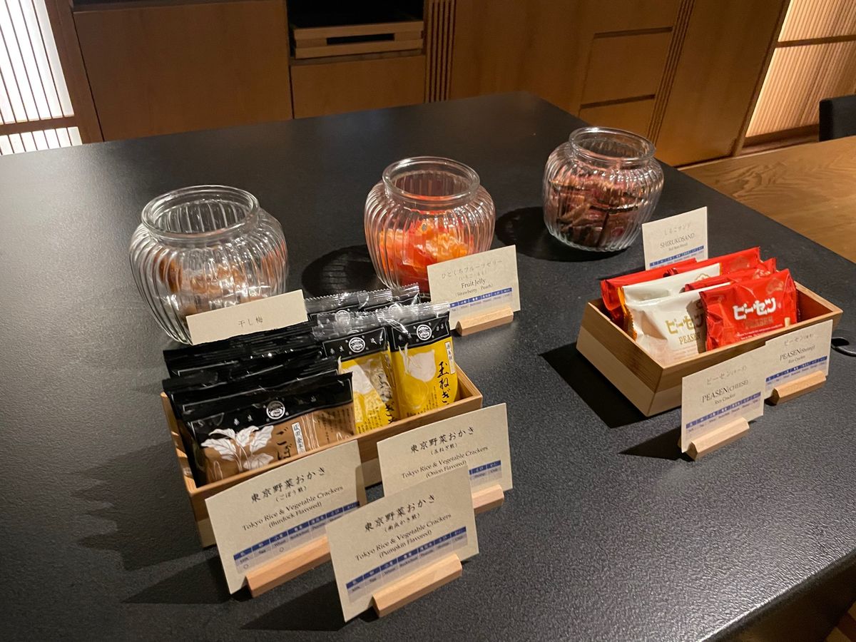 無料で日本酒とはんぺんいただいた。
東京のお菓子
飲み物。冷蔵庫が隠れてて...