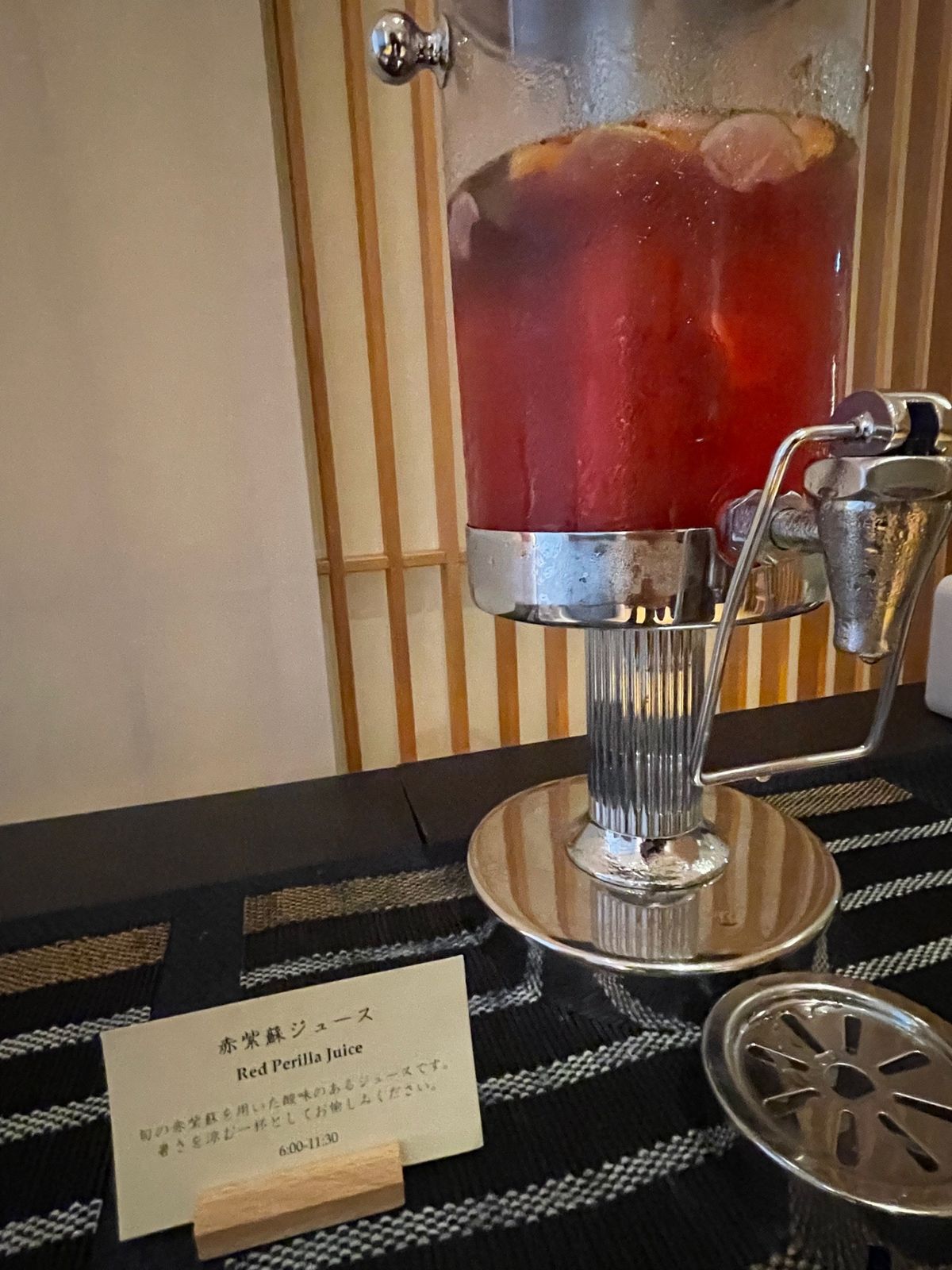 無料で日本酒とはんぺんいただいた。
東京のお菓子
飲み物。冷蔵庫が隠れてて...