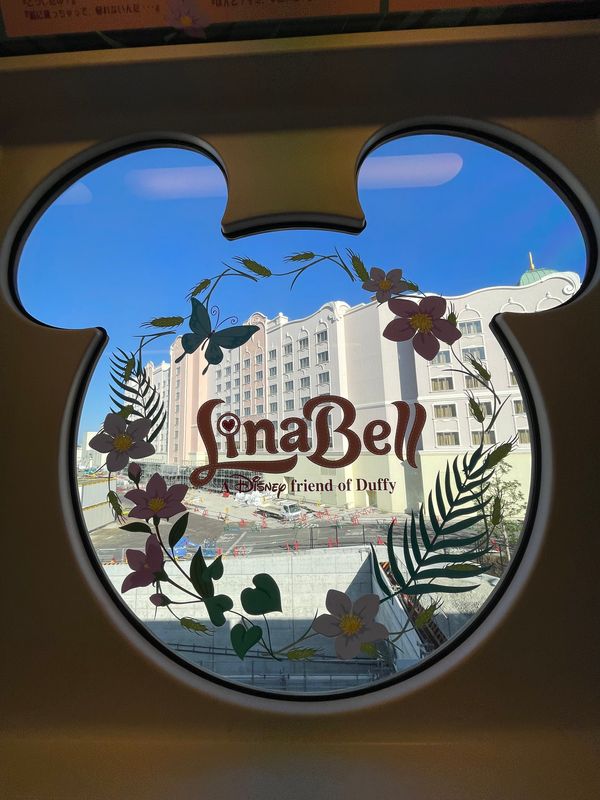 日本・千葉県「ディズニーシー」の写真：新キャラリーナベル
越しの新しいホテル、...