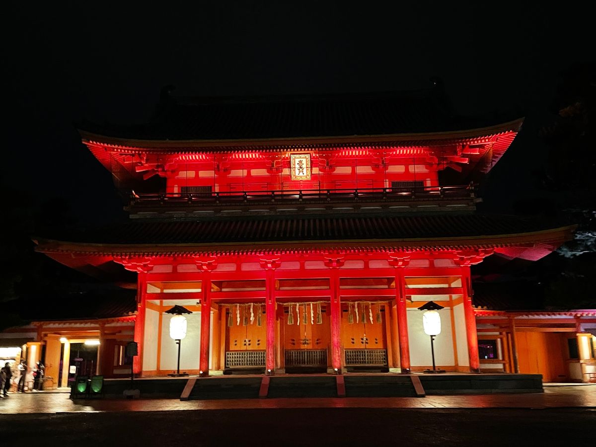 夜から京都に移動して
平安神宮でヨルモウデ🌙
雨も上がってきれいでした。
