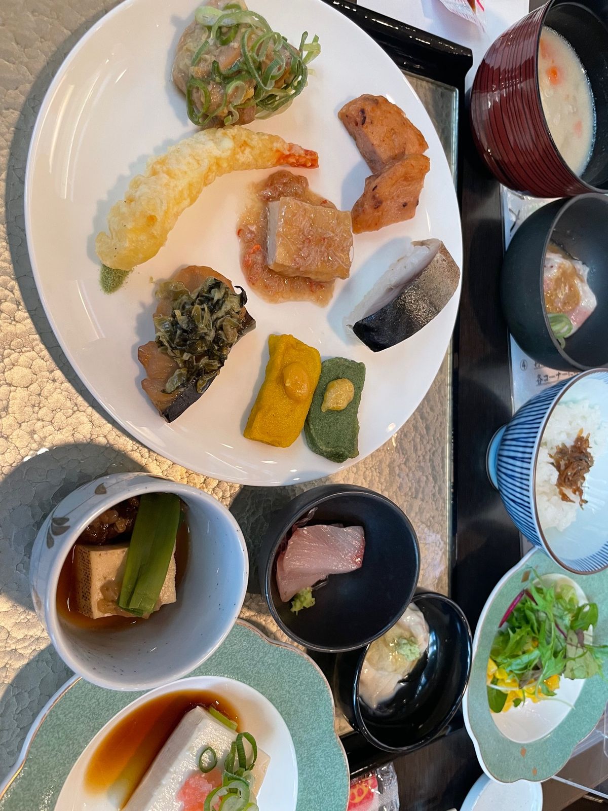 京都山科 ホテル山楽
古めでお部屋は狭いけど、朝ごはんおいしかった。
女性...