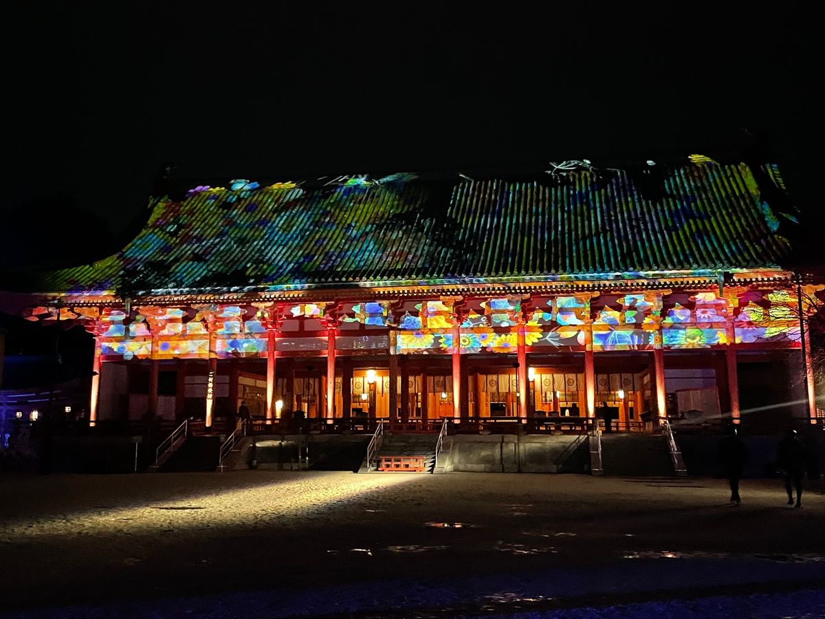 夜から京都に移動して
平安神宮でヨルモウデ🌙
雨も上がってきれいでした。