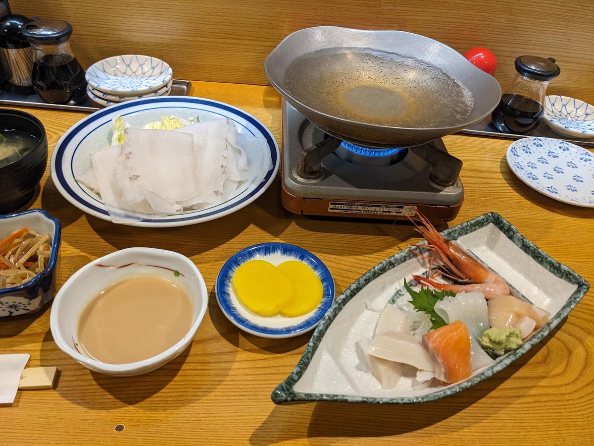 稚内のご当地グルメらしいのでタコしゃぶを食べに竹ちゃんへ。
タコしゃぶ御膳...