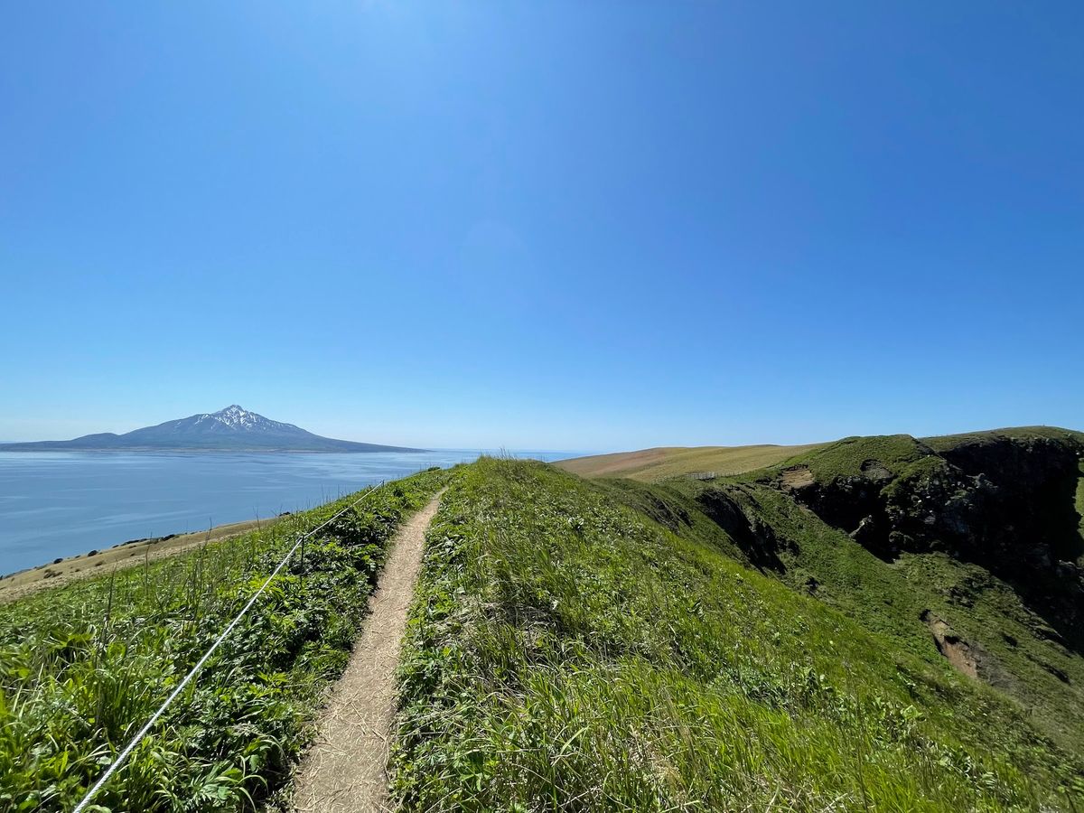 桃岩に到着。
誰とも会わず、着いても誰も居らず。
ここは山とは言えないが、...