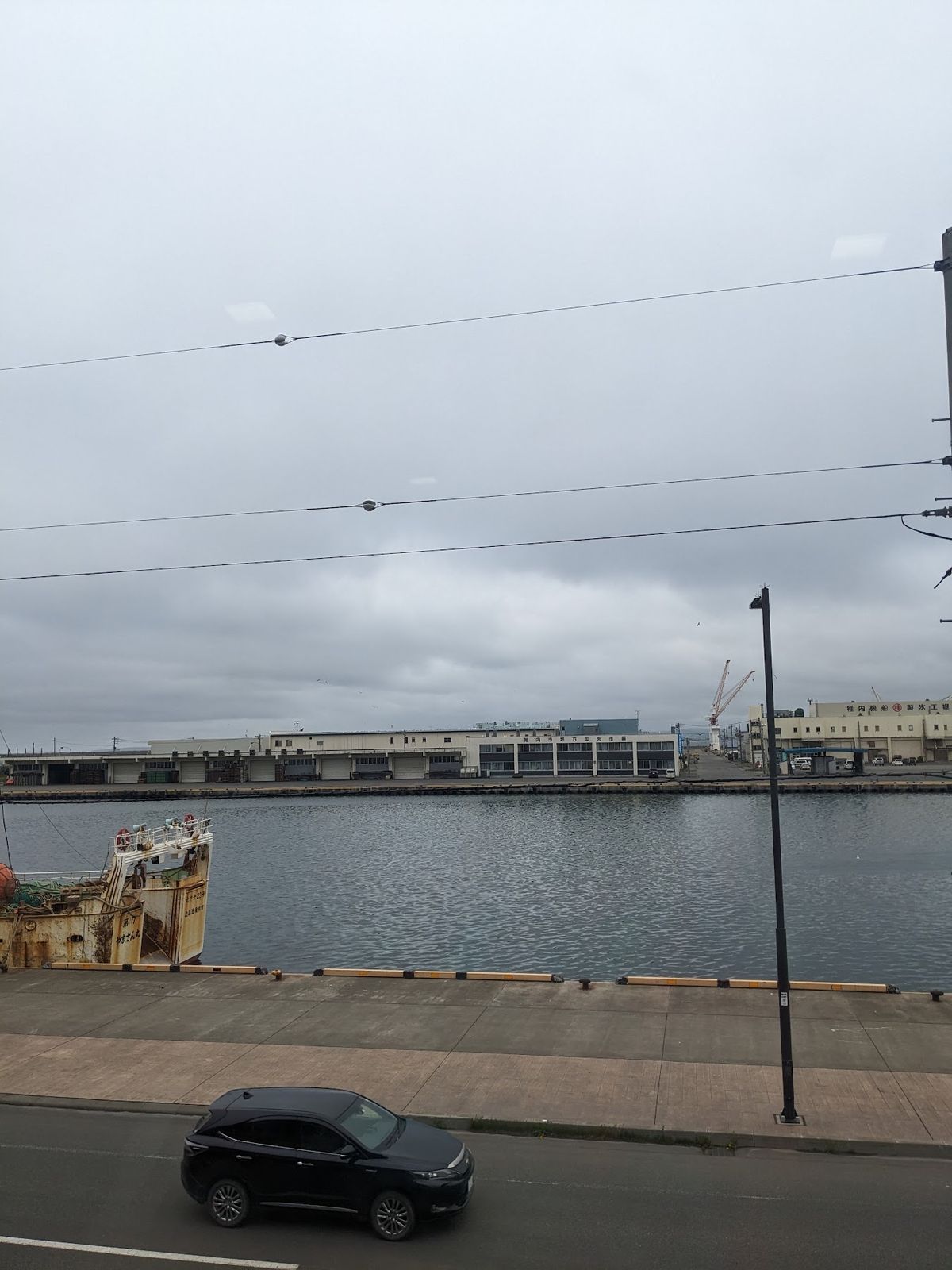 樺太記念館を出ると東京との寒暖差が激しすぎて寒気がしてきたので、隣の港のゆ...