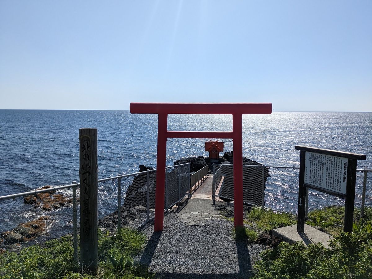 寝熊の岩、人面岩、龍神の岩、湧水。
帰り道、原付でコンテンツ一気見。
この...