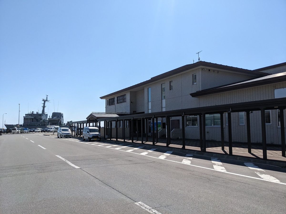 礼文島に上陸。
船の中では自衛隊の方達が隣にいて、フェリーも自衛隊の船の隣...