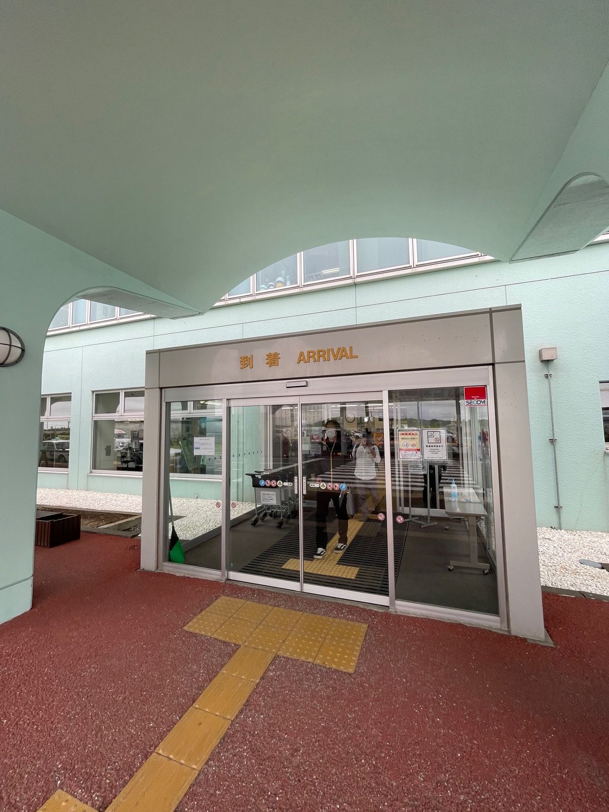 遅延はあったけど、無事稚内空港に到着！
寒い！息が白い！「あの人半袖」と言...