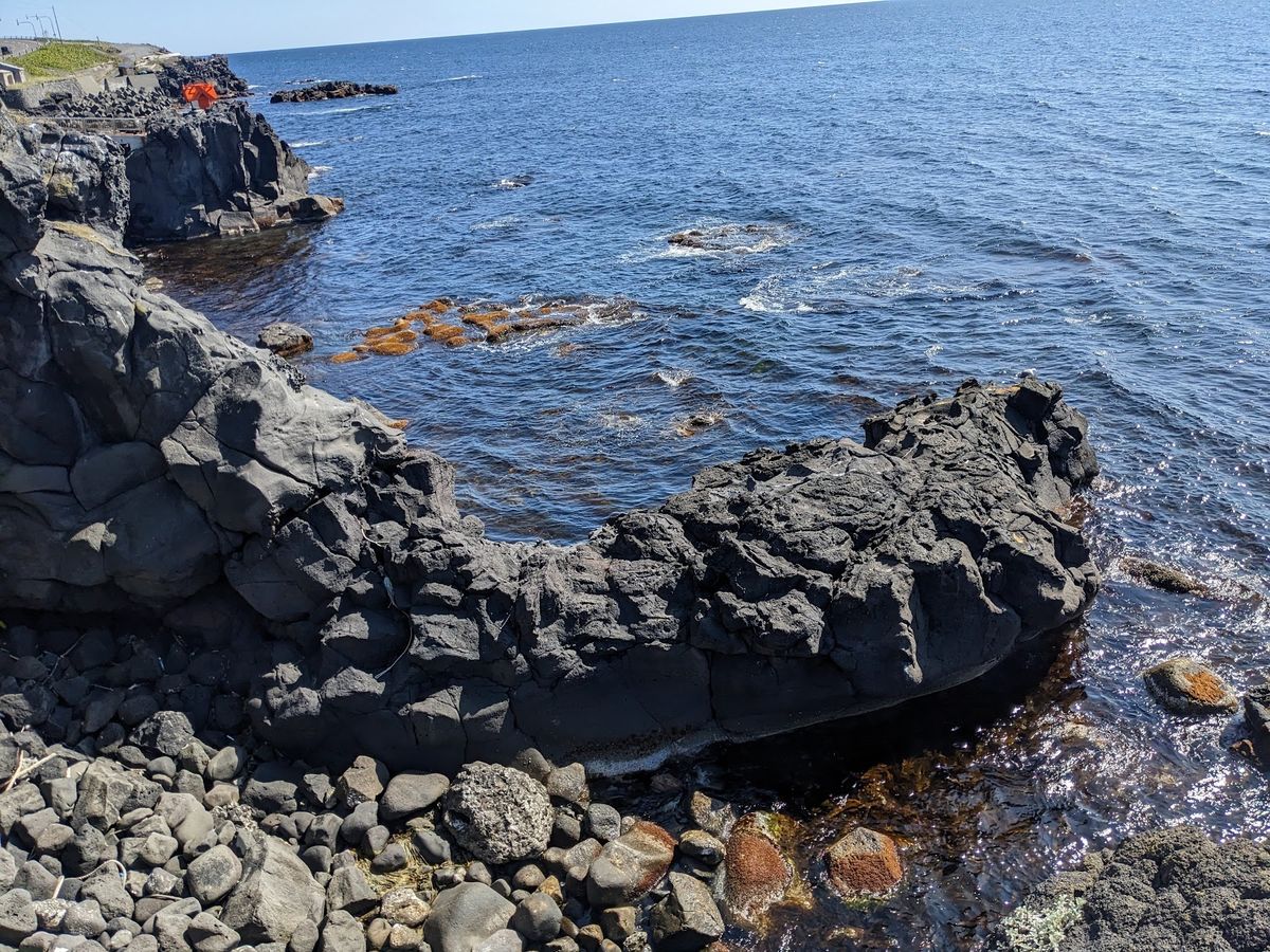 寝熊の岩、人面岩、龍神の岩、湧水。
帰り道、原付でコンテンツ一気見。
この...