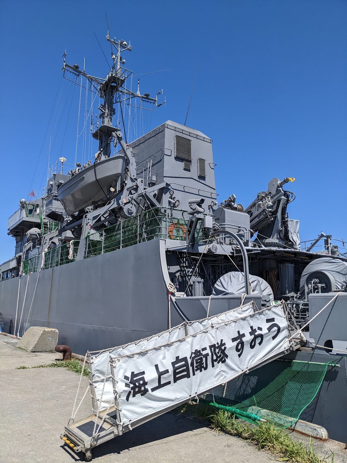 礼文島に上陸。
船の中では自衛隊の方達が隣にいて、フェリーも自衛隊の船の隣...