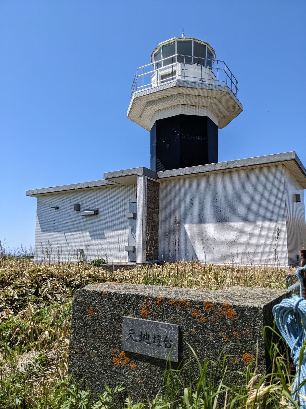元地灯台。
ここからでは景色は見えずだが、椅子があるので休むことが出来る。...