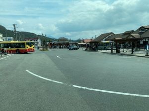 見事な曇天で富士山は見えず。
河口湖駅には沢山のバスが停まっていた。