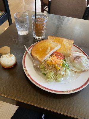 モーニングです！
生野菜、目玉焼き、あと隠れた果物。