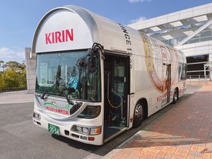 このバスに乗って三田駅まで送ってもらいます。