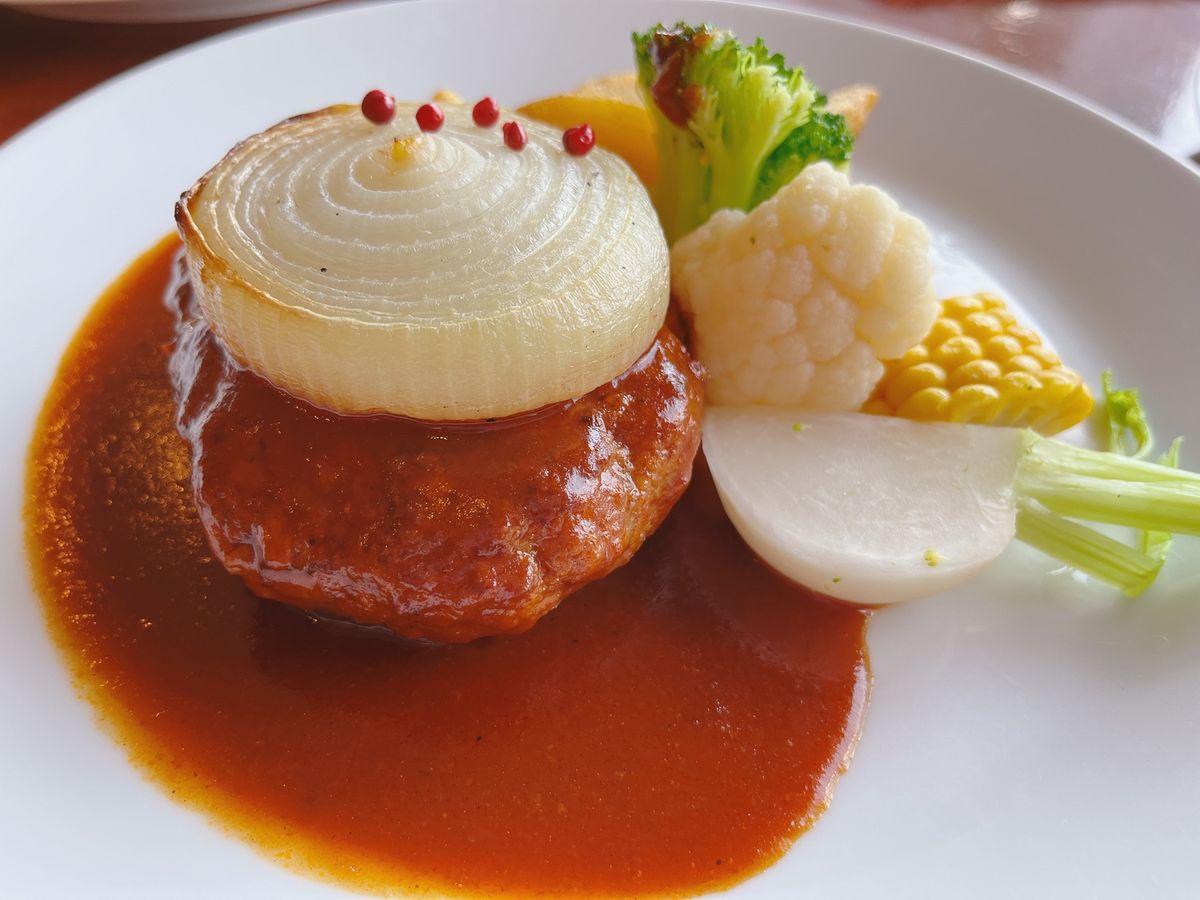 一番搾りハンバーグステーキ
淡路島玉ねぎのグリル添え
本日の丘の上のランチ...