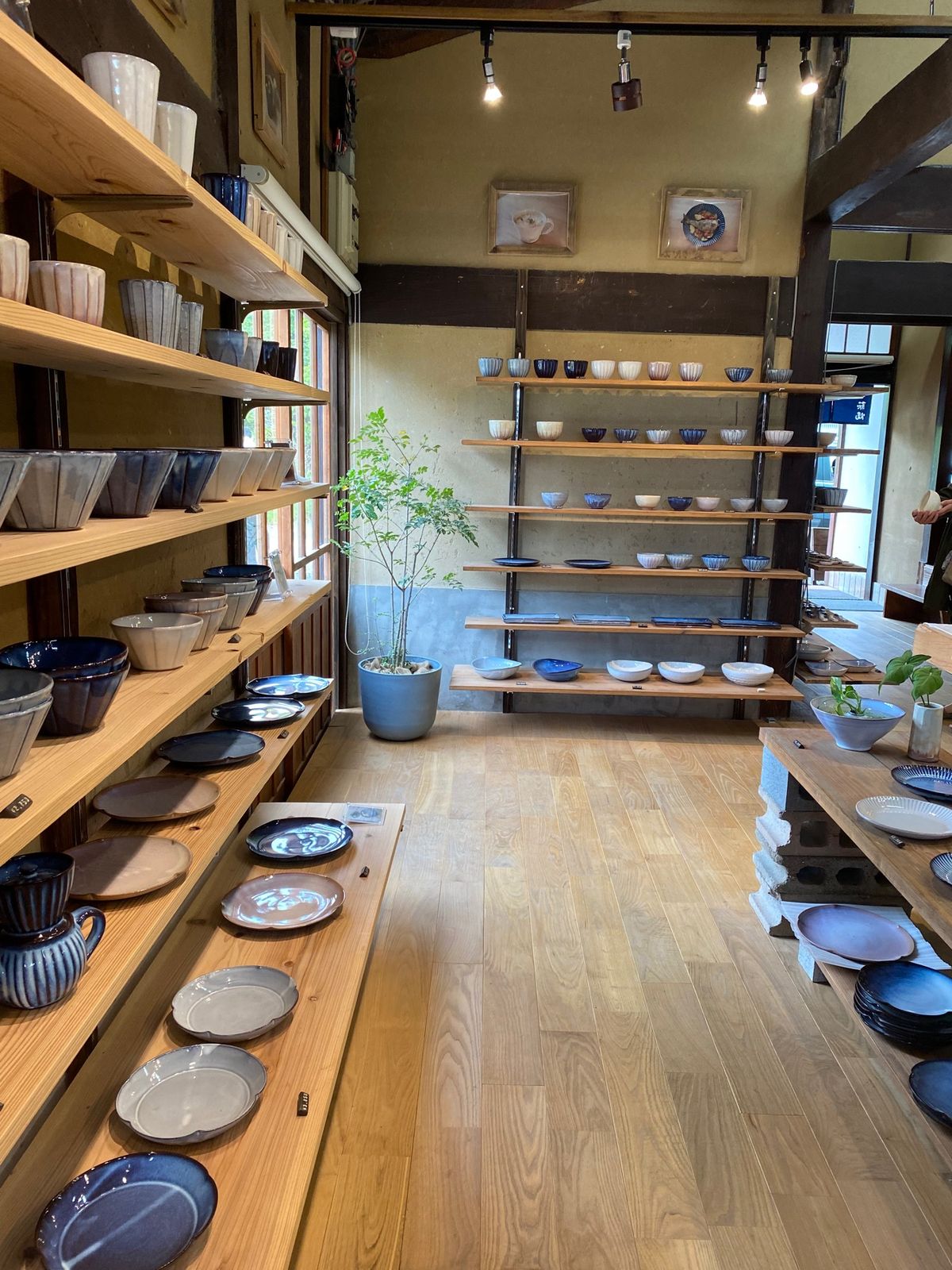 萩市内から益田への経路沿いにあり、
萩焼まつり開催中ときたら
寄らないわけ...