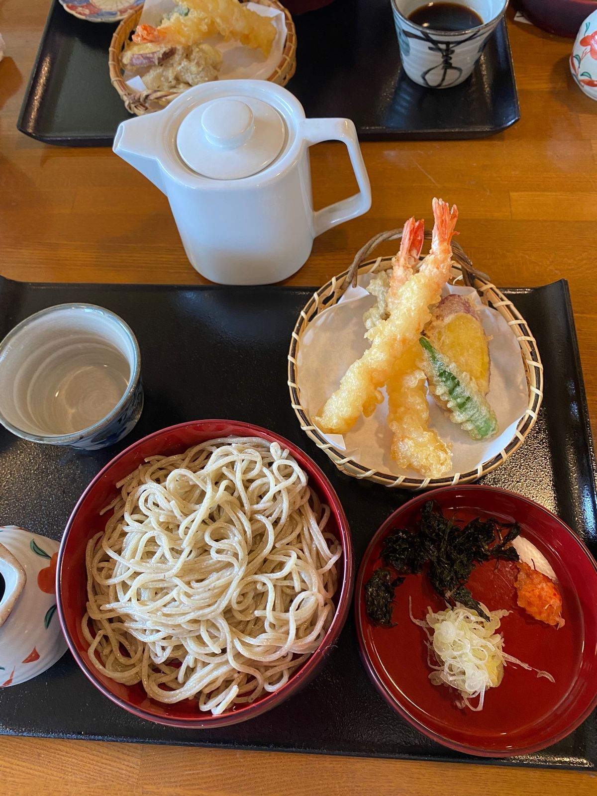 13:20頃、
人気のお蕎麦屋さん　
出雲そは　神門　に到着。名前を書いた...