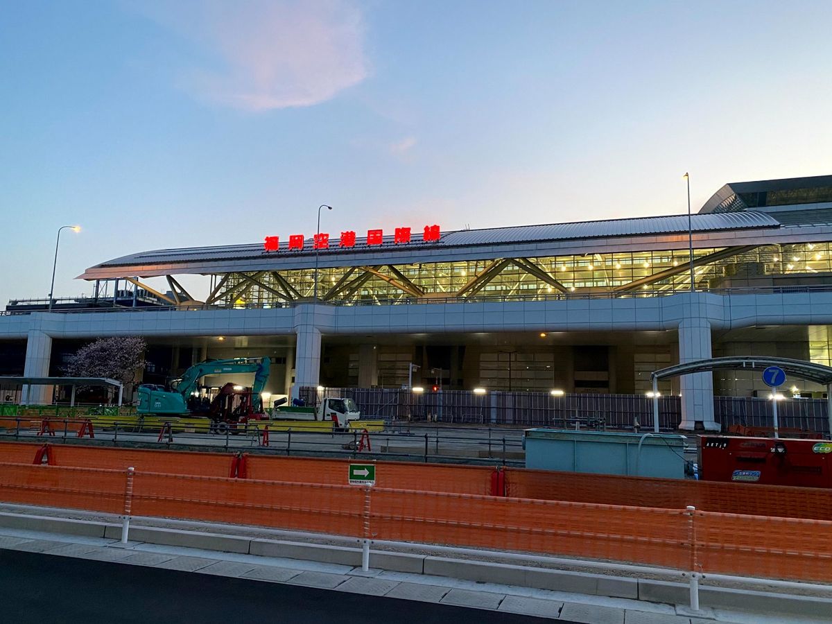 福岡で宿泊したホテルから福岡国際空港ヘは、まだ朝の暗い時間にシェアサイクル...