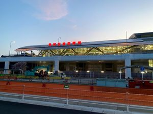 福岡で宿泊したホテルから福岡国際空港ヘは、まだ朝の暗い時間にシェアサイクル...