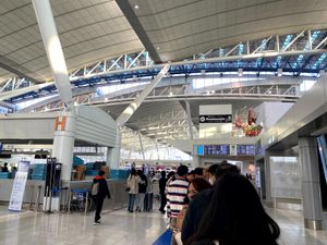 福岡で宿泊したホテルから福岡国際空港ヘは、まだ朝の暗い時間にシェアサイクル...