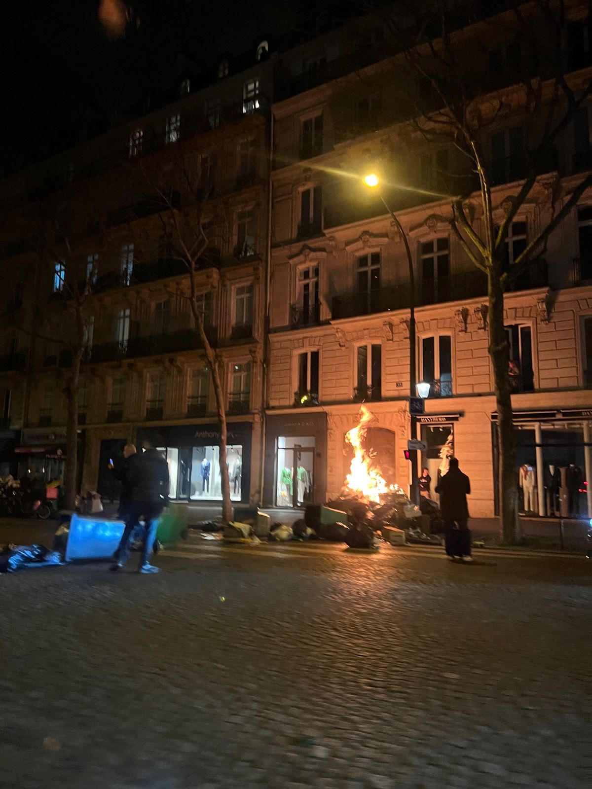 暴動の最中に訪問