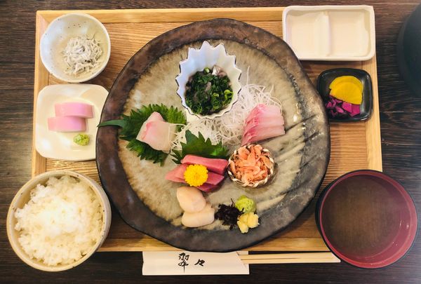 日本・熱海「熱海」の写真：熱海駅近くのお店でお刺身定食のランチ。
...