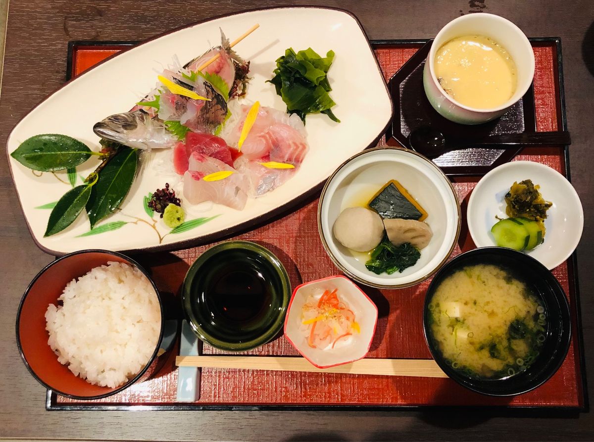 熱海駅近くのお店でお刺身定食のランチをいただき、帰路。
熱海にお昼を食べる...