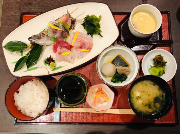 日本・熱海「熱海」の写真：熱海駅近くのお店でお刺身定食のランチをい...