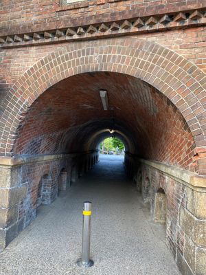 トンネルと駅の傘