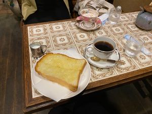 3人目のモーニングは神戸のとれぼん
店内も表も草木の生い茂る感じで、隠れ家...