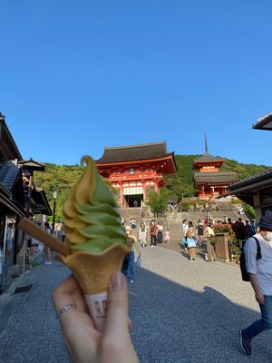 1枚目 京都の牛まぶし
2枚目 清水寺のソフトクリーム
3枚目 USJのバ...