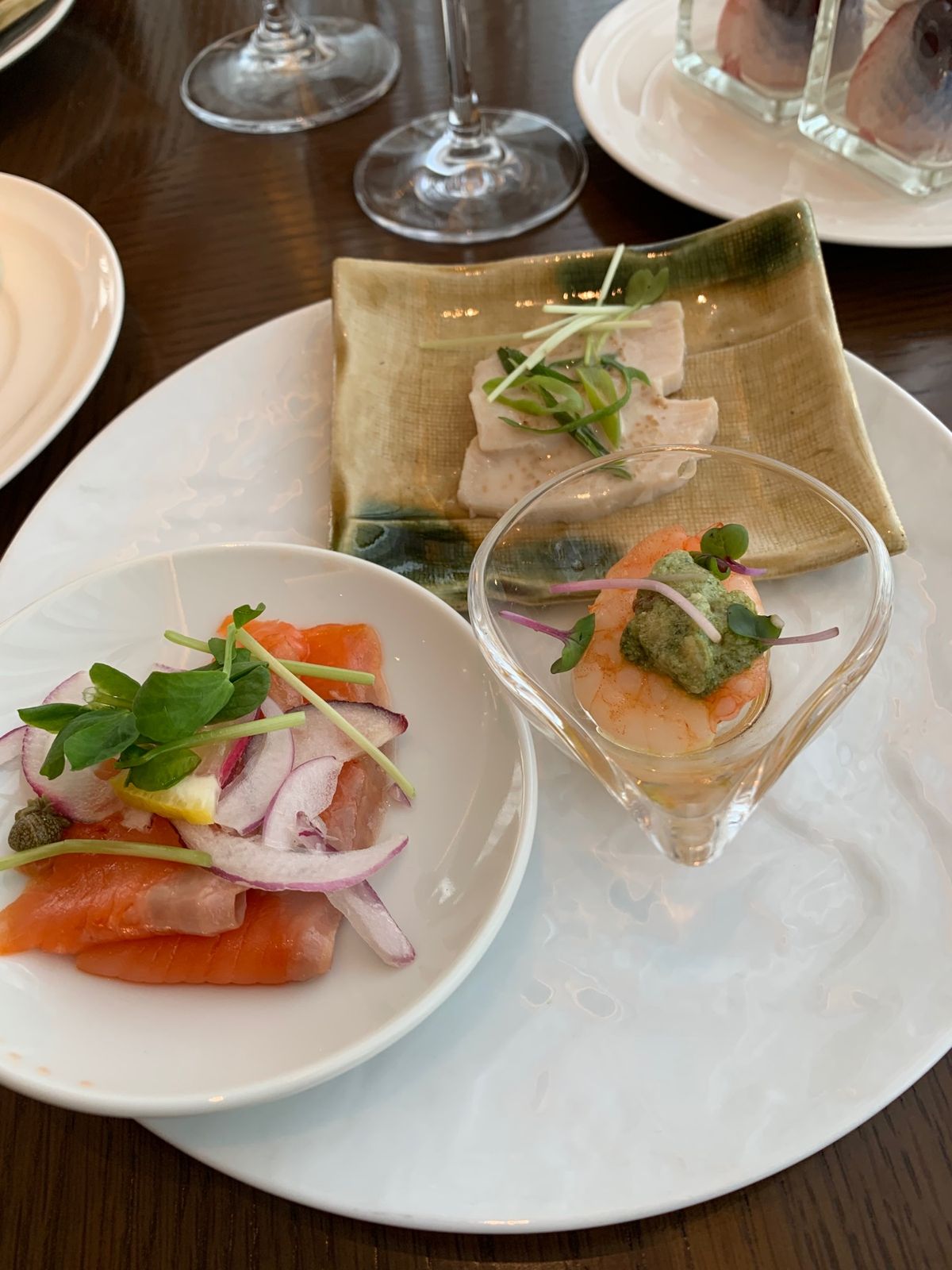 Hotelのラウンジでちょっと早めの晩ご飯😋
🍾と白ワイン🩵
アテは私好み...