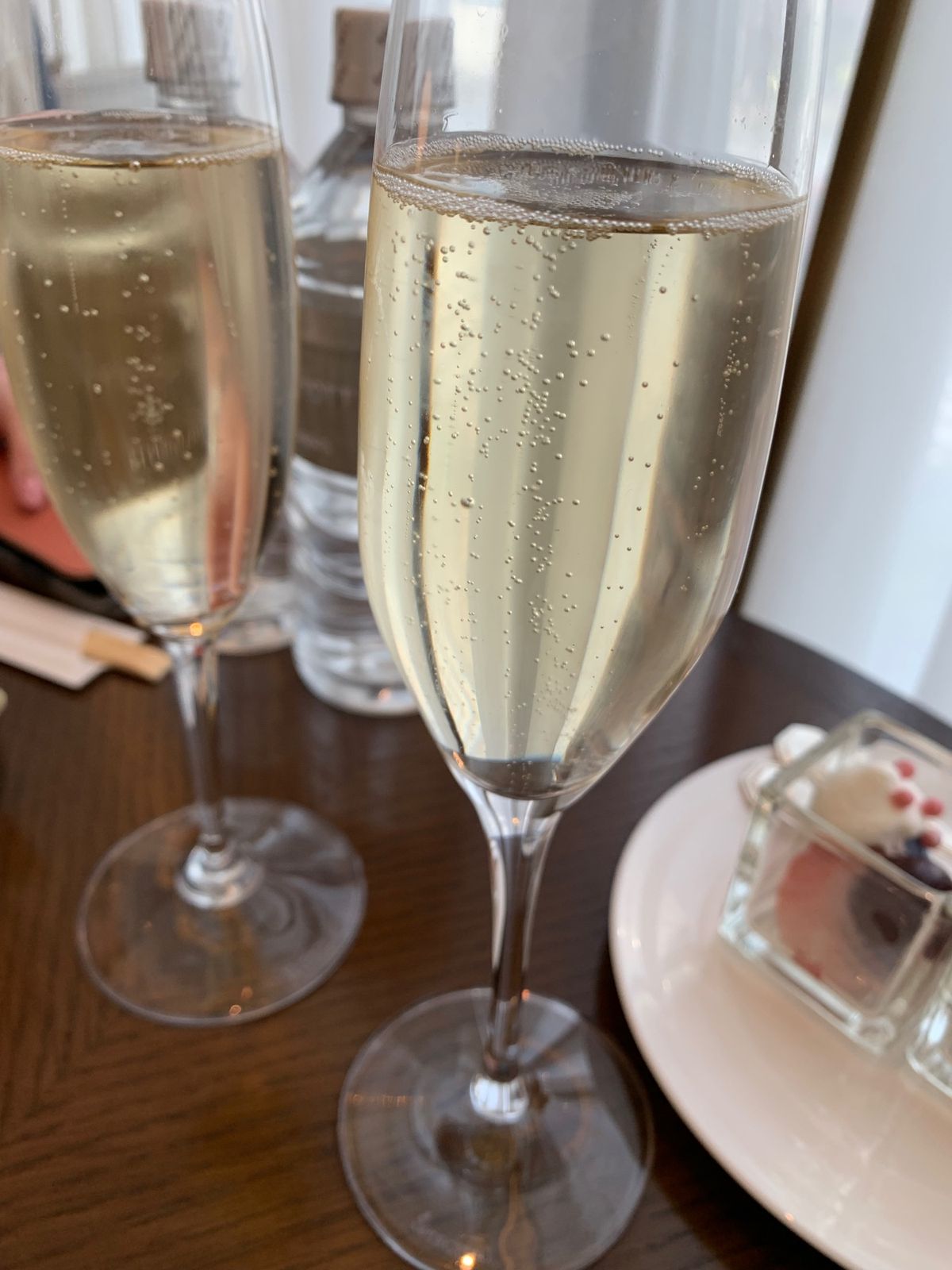 Hotelのラウンジでちょっと早めの晩ご飯😋
🍾と白ワイン🩵
アテは私好み...