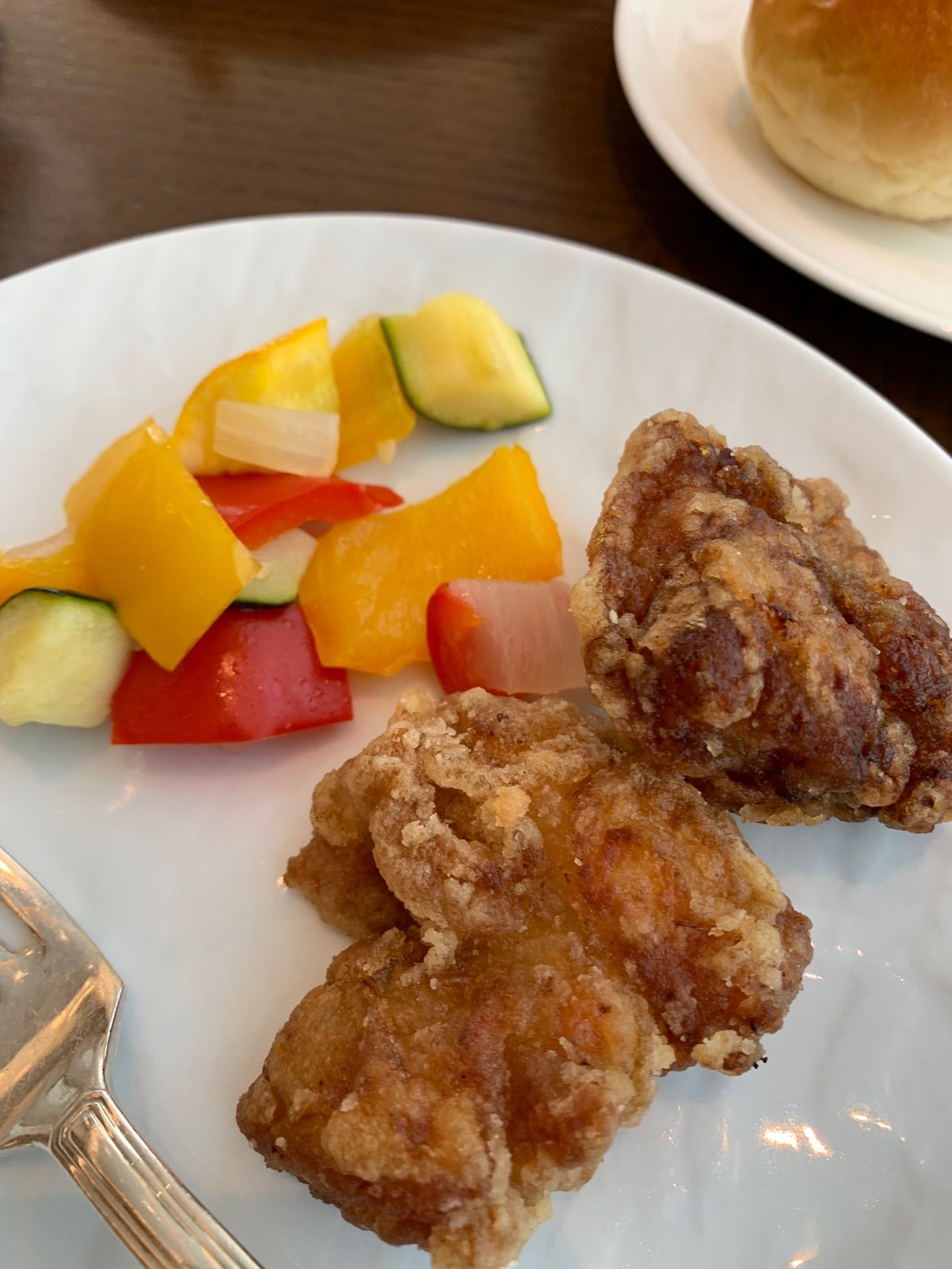 Hotelのラウンジでちょっと早めの晩ご飯😋
🍾と白ワイン🩵
アテは私好み...