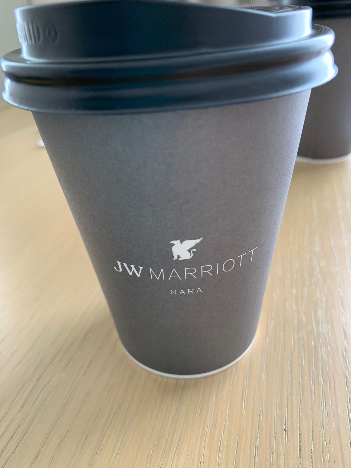 Hotelのラウンジでちょっと早めの晩ご飯😋
🍾と白ワイン🩵
アテは私好み...