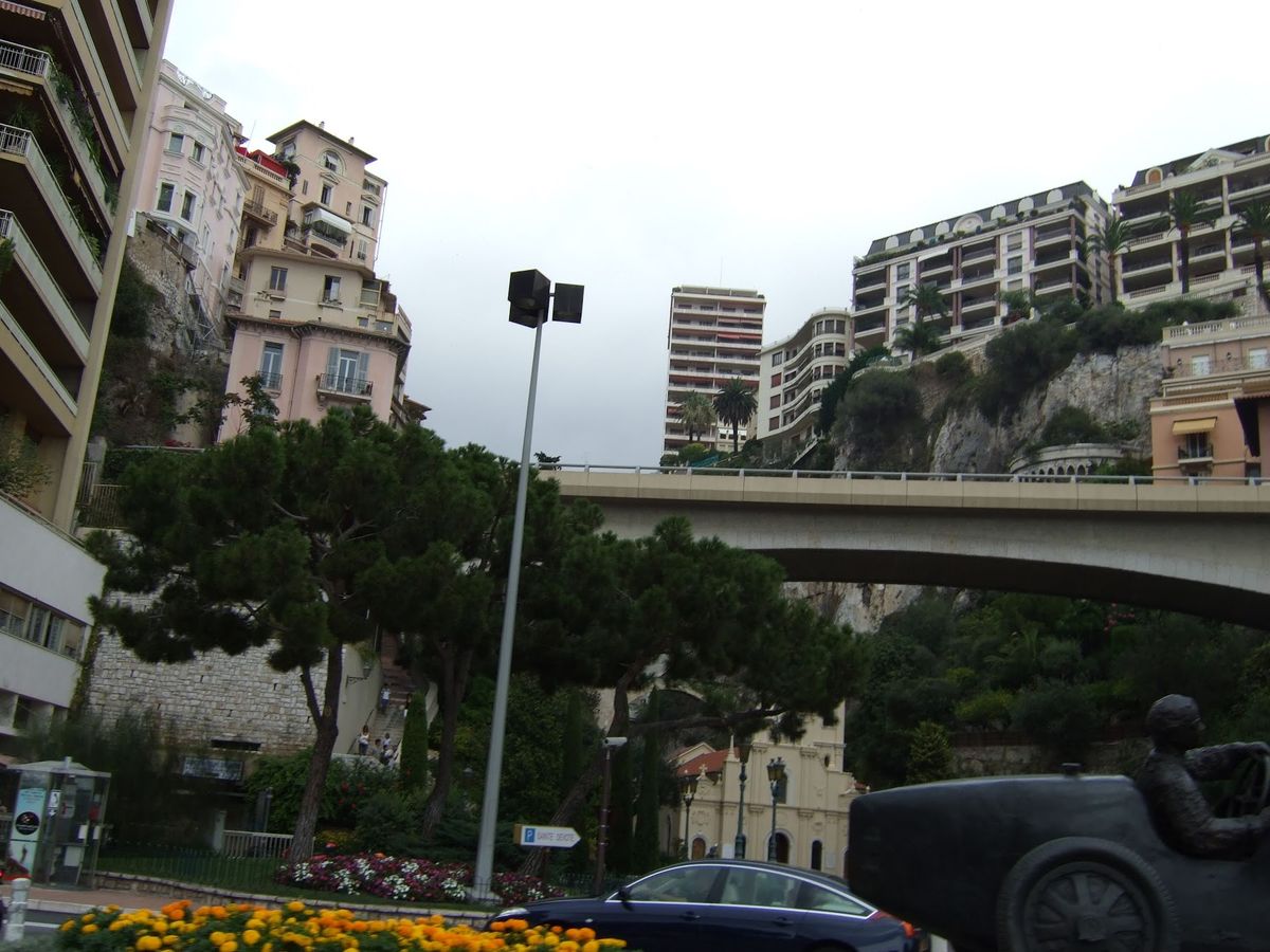 モナコ

カジノの周りにはスーパーカーがたくさん停まってた