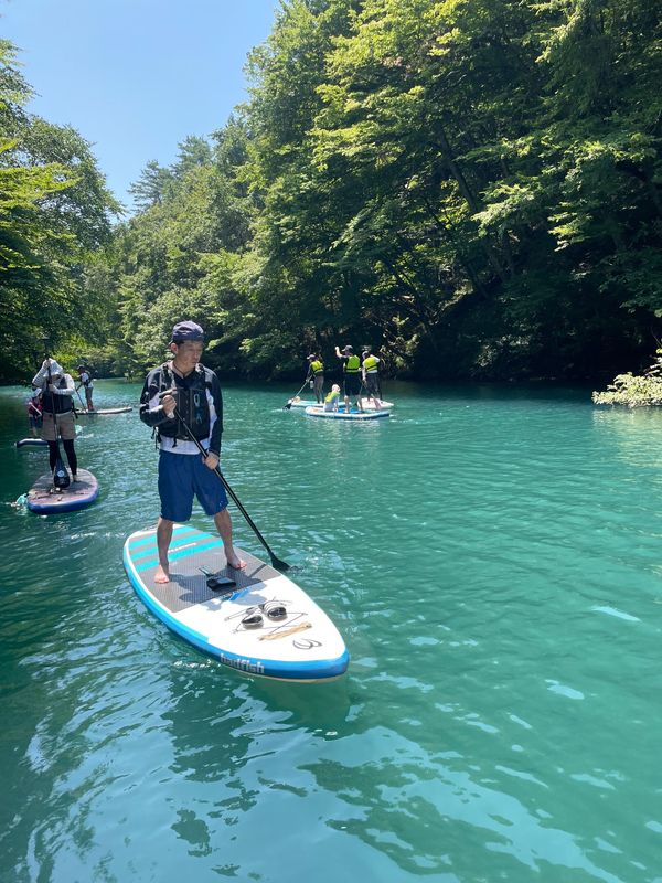 日本「四万温泉　SUP」の写真：四万湖　SUPインストラクターについて、SUPを教...