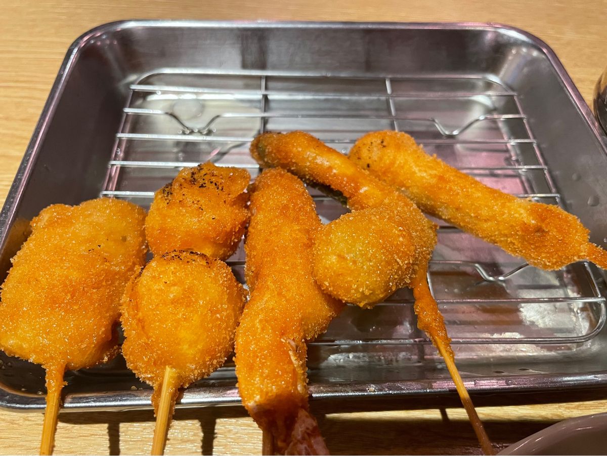 大阪名物の串カツ。昭和四年創業という老舗のだるま。このご時世からか、「二度...