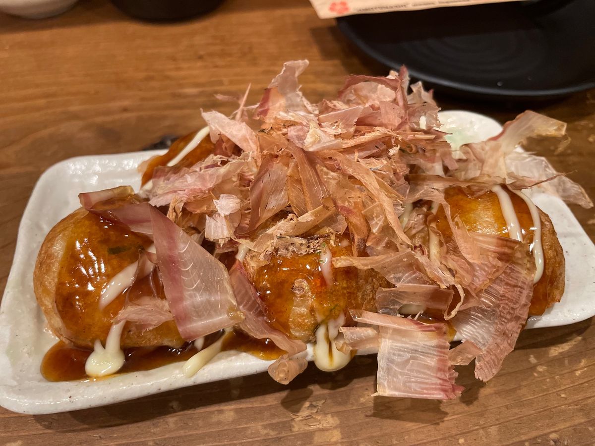 大阪といえばやっぱり粉もん。たこ焼きもちゃんといただきました。